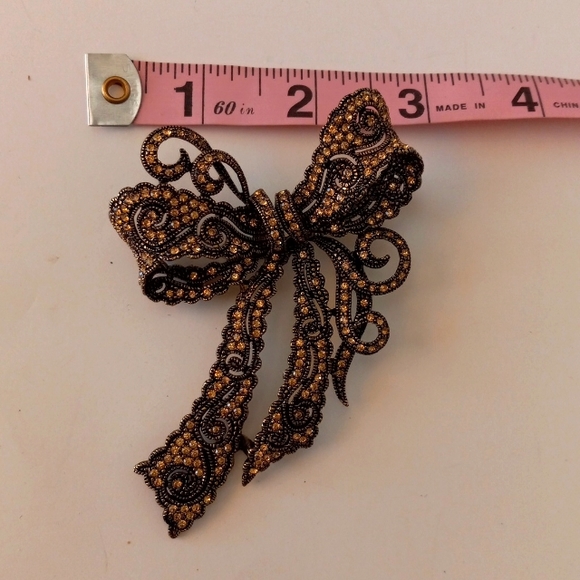 Off Park Collection Crystal Bow Brooch. - Picture 5 of 6